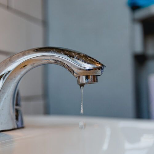 When to Call a Plumber for Faucet Leaks